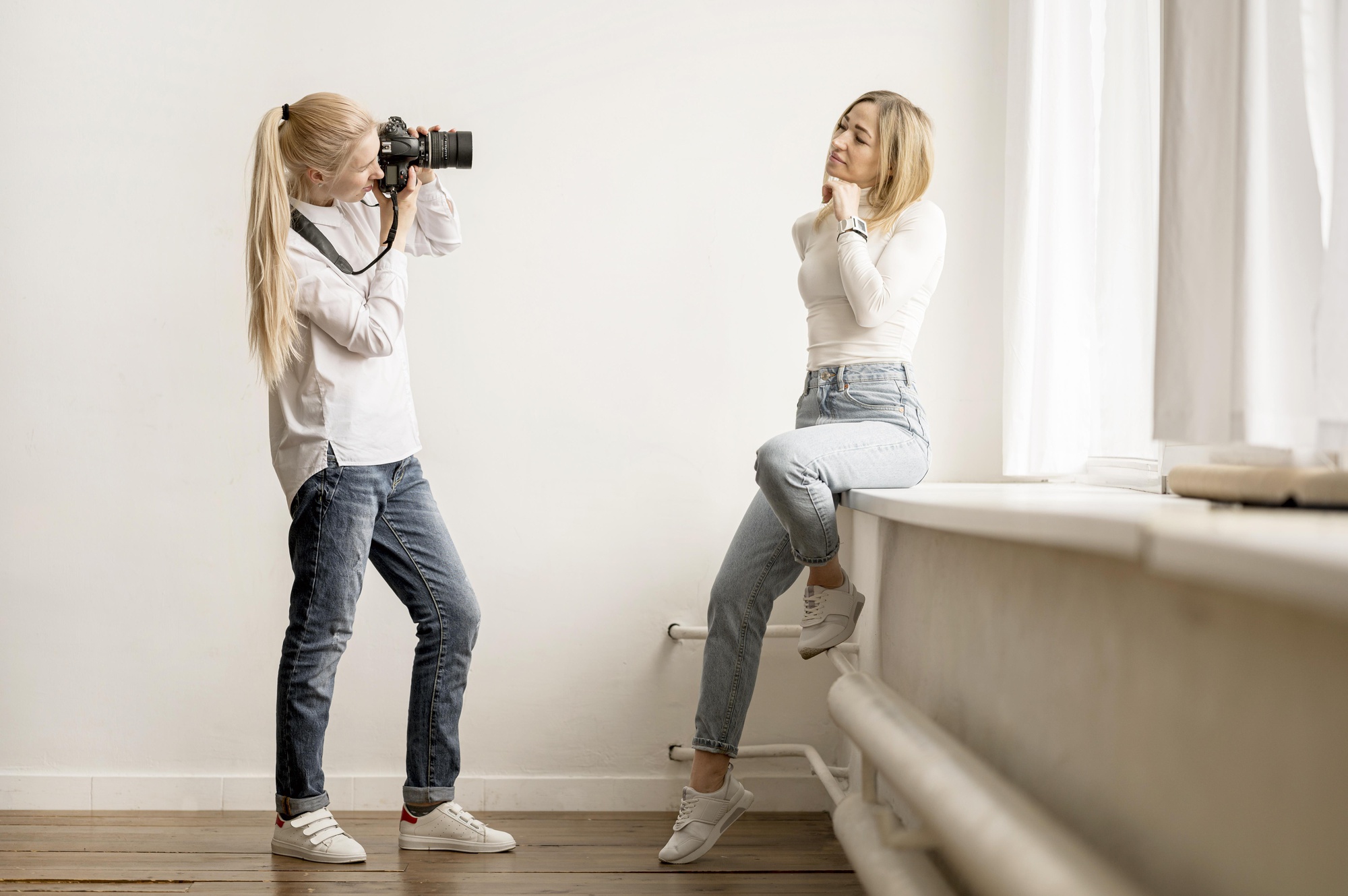 Fotograf realizând sesiune foto într-un interior